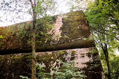 Le plafond de deux mètres d’épaisseur de ce bunker a été légèrement soulevé à la suite du dynamitage des bâtiments par les Allemands, avant leur départ le 25 janvier 1945.