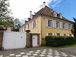 Maison (XIXe-XXe), 33 Le-Canal ; maison natale de Philippe Grass.