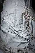Détail d'une robe en taffetas (1880).