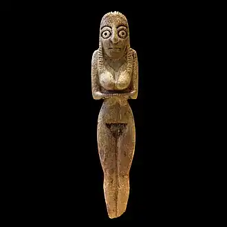 Statuette de femme. Badari ou Nagada I. Ivoire ? H = 8,7 cm. Musée du Louvre