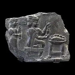 Bas-relief de « la fileuse », bitume, c. VIIe&nbsp;siècle.