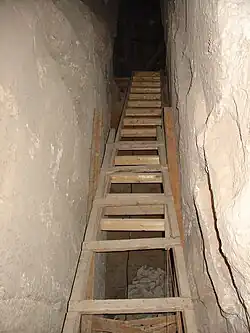 Escalier d'accès à la chambre inférieure.