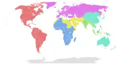 Carte du monde sur laquelle chaque pays est colorée selon leur appartenance aux zones régionales de l'OMS. L'Asie du Sud-Est en vert (de l'Inde à l'Indonésie), la Méditerranée orientale en jaune (incluant une partie de l'Afrique du Nord et du Moyen Orient), le Pacifique occidental en cyan (incluant la Chine, l'Australie, le Japon et plusieurs pays plus petits), les Amériques en rouge (Amériques du Nord et du Sud, sans le Groenland), l'Afrique en bleue et l'Europe en magenta (incluant la totalité de la Russie et les pays au Nord de l'Afghanistan et de l'Iran).