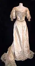 Robe créée par Worth.Musée de Bury St Edmunds (Suffolk).