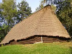 Wygiełzów - Parc ethnographique de la Vistule - une grange octogonale de Kaszów, XIXe&nbsp;siècle.
