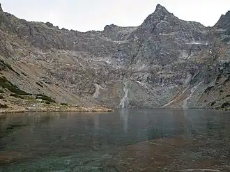 Vue du Veľký Žabí štít au-dessus du Vyšné Bielovodské Žabie pleso.
