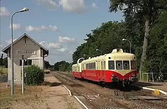 L'X 2403 avec l'X 4039 attelé en gare de Bellenaves, en attente d'un croisement le 20 juin 2009.