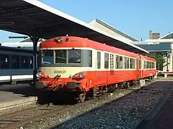 X 4777 avec la livrée rouge et crème d'avant rénovation, en gare de Dieppe en 2003.