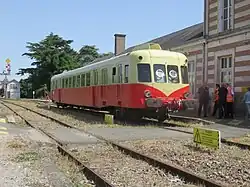 L'X 2403 des CFHA stationne en gare, lors d'un train spécial entre Les Aubrais et La Rochelle, en 2022.