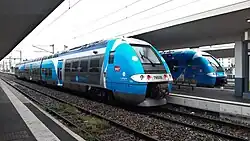 Des trains TER en livrée Auvergne-Rhône-Alpes stationnés en gare
