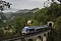 Un AGC est vu en train de franchir le Viaduc de l'Erbossiera
