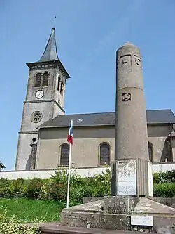 Église et monument aux morts.
