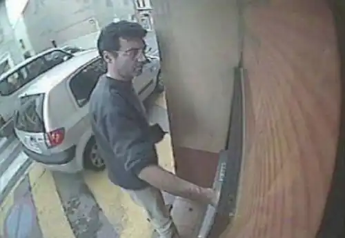 Xavier Dupont de Ligonnès retirant 30 euros dans un guichet automatique à Roquebrune-sur-Argens le 14 avril 2011.