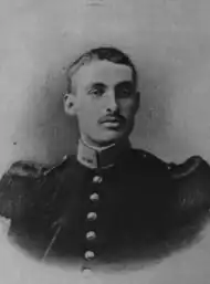 Photo en noir et blanc en buste d'un homme en uniforme militaire