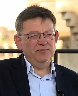 Homme portant des lunettes de face.