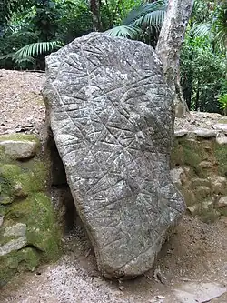 Un rocher gravé, supposé être une carte de la région autour de Ciudad Perdida.
