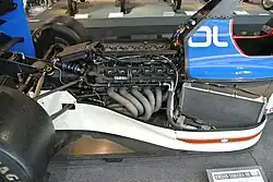 Photo du moteur Yamaha OX99, intégré au châssis 192