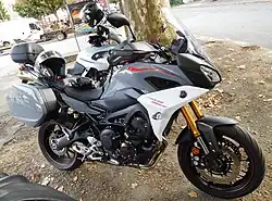 Tracer 900 GT et ses valises latérales.