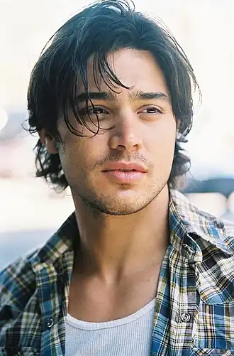 Yani Gellman interprète Garrett.