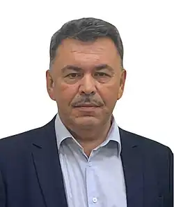 Photographie de face de Ievgueni Iavrilov l'air sérieux sur fond blanc.