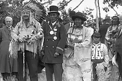 Yellow Horse recevant Lord Burnham à Gleichen, Alberta, 19 août 1920. Cliché de William John Oliver, Musée Glenbow, Calgary, Alberta, Canada.