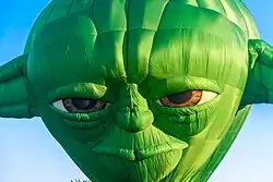 Ballon gonflable vert.