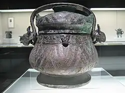 Vase you pour les boissons fermentées avec décor en «&nbsp;zigzag&nbsp;» et anses zoomorphes, débuts des Zhou de l'Ouest, Musée de Shanghai.
