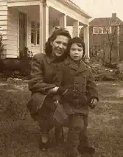 John Fahey enfant et sa mère, en 1945 à Takoma Park.