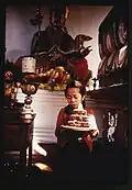 Jeune fille, Kimu, portant un gâteau d'anniversaire dans le monastère de Lachung, Sikkim, février 1969.