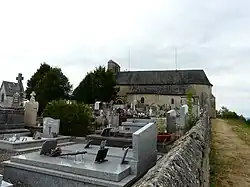 Le cimetière et l'église Saint-Hippolyte.