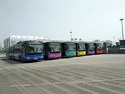 Bus au terminal de la place Ouest.