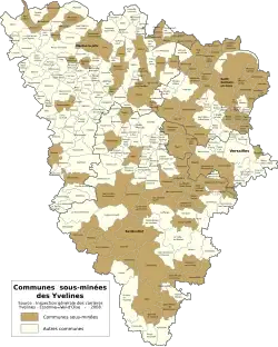 Carte montrant les limites des communes des Yvelines réparties en deux groupes de couleur : en marron, les communes sous-minées (101 communes), en beige clair les autres communes (161 communes)