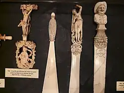 Crucifix au calvaire et coupes-pages en ivoire.