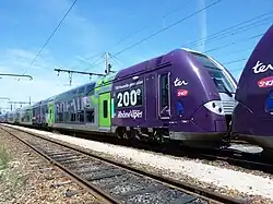 Z 24765/766 (633) du TER Rhône-Alpes, cette rame arbore le pelliculage de la « 200e rame TER 2N NG ».