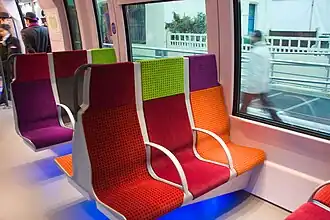 Sièges avec accoudoirs.