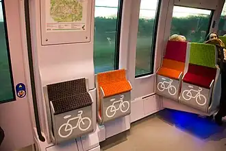 Sièges à assise relevable.