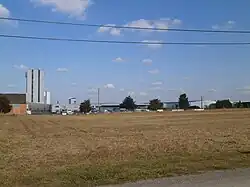 Vue d'une tour de silo et d'autres bâtiments industriels