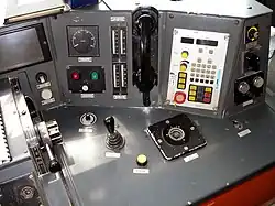 Équipement de la radio sol-train (à droite) dans la cabine d'une rame Z 20500.