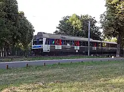 Un élément Z 6400 traverse le parc de Saint-Cloud en direction de Saint-Nom-la-Bretèche - Forêt-de-Marly.