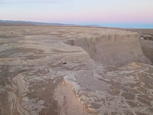 Zaida ADIK sable près du panneau KHATOUCH