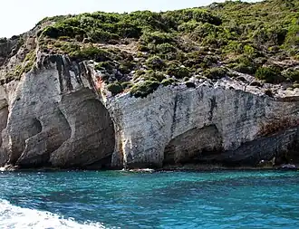 400 m au sud des Grottes Bleues