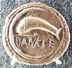 Pièce de Zancle conservée au musée numismatique d'Athènes.