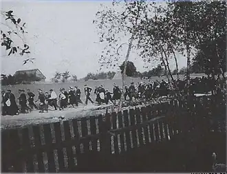 Colonne de Juifs emmenés à la gare de Sobolew lors de la liquidation du ghetto.