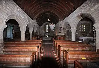 L'intérieur de la nef et ses arcs du XVe&nbsp;siècle.