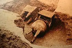 Vue du site de Zhengzhou, vases rituels de bronze lors de leur découverte. Culture d'Erligang, Zhengzhou. Musée Prov. du Henan