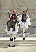 Evzones en uniforme cérémoniel lors de la relève de la garde près de la tombe du Soldat inconnu à Athènes.