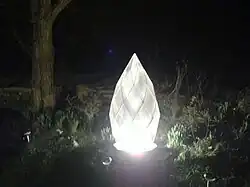 Zome artistique décoratif en verre.