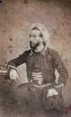 Photographie sépia en costume de zouave.