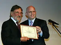Vilmos Zsigmond reçoit un diplôme lors du Festival Manaki de 2010.