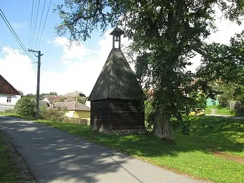 Clocher-tour en bois.